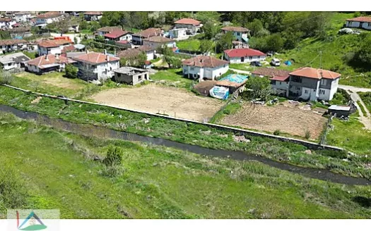 DERE KÖY’DE DOĞA İÇİ DEREYE CEPHE 505 M2 İMARLI KONUT ARSASI