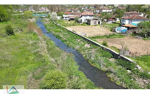 DERE KÖY’DE DOĞA İÇİ DEREYE CEPHE 505 M2 İMARLI KONUT ARSASI