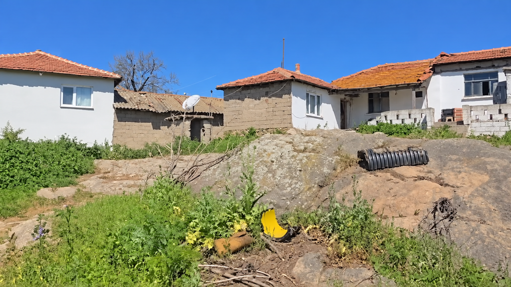 Köy evleri ve arazi manzarası-2