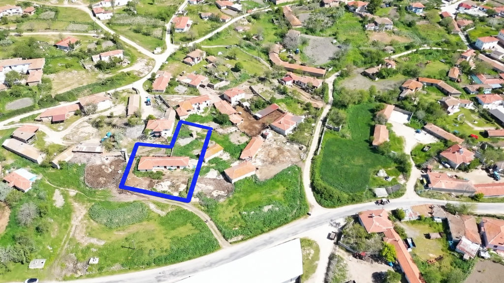 Mavi parsel çizgili arazi görünümü